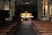 L'autel et l'abside avec l'orgue.