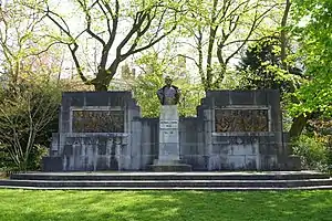 Monument Émile Dossin de Saint-Georges, œuvre de Eugène de Bremaecker