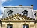 Façade ouest, fronton sculpté du pavillon latéral nord, scène de chasse.