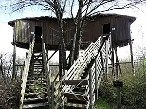 Le « Grand Affût », poste d'observation ornithologique de l'étang des Landes.