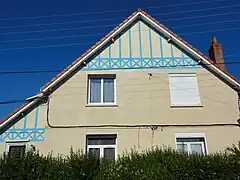 Des habitations groupées par deux.