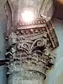 Chapiteau corinthien au début des grandes arcades du nord.