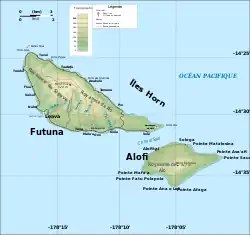 carte topographique en couleurs montrant une grande île triangulaire à gauche (Futuna), séparée par un petit bras de mer d'une autre île plus petite en bas à droite (Alofi).