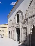 La façade principale et les traces du porche.