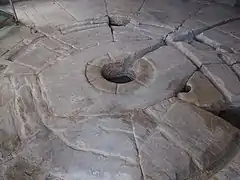 Traces au sol de la cuve et des canalisations.