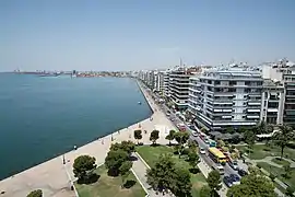 Vue du «&nbsp;boulevard de la victoire&nbsp;» et du port depuis le sommet.