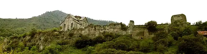 Rempart oriental et l'église.