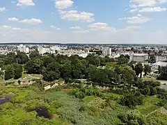 Les fortifications devant la ville.