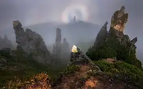 Spectre de Brocken avec gloire (phénomène optique) au mont Шпиці (uk) dans le parc national.