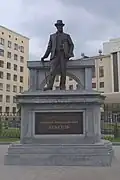 Sa statue devant l'université Beketov, Kharkiv ;