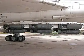 Jusqu'à 18 bombes FAB-500 M-54 sur deux pylônes sous les ailes et la baie interne d'un Tu-22M.
