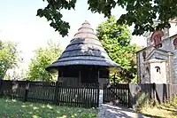 L'église en bois avec l'église Saint-Élie