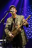 Amazigh Kateb, il mélange les styles traditionnels africains tels que le gnawi, chaâbi et raï.