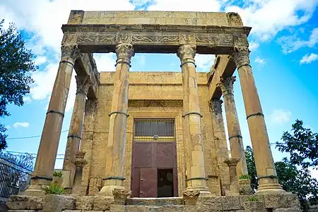 Entrée principale du temple.