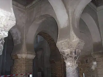 Arcs outrepassés sur piliers