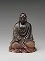 • Le moine Bodhidharma (菩提達摩 Pútí dámó).• Époque: XVIIe&nbsp;siècle, fin Dynastie Ming, début Dynastie Qing.• Corne de rhinocéros sculptée.• Hauteur: 10,8 cm.• Metropolitan Museum of Art, New-York.