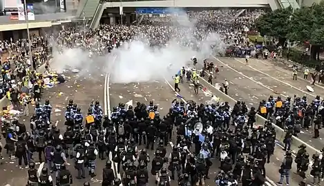 La police envoya du gaz lacrymogène sur les manifestants pacifique du chemin Harcourt, vers 15&nbsp;h&nbsp;50.