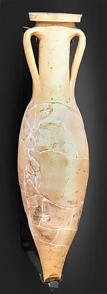 Cliché couleur. Une des amphores exposée au mur d'un musée.