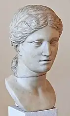 Buste féminin datant du Ier siècle après J.-C d'après les modèles de Praxitèle du IVe&nbsp;siècle avant J.-C