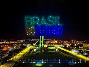 Points lumineux colorés formant les mots portugais « Brasil do futuro ».