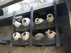 Rayonnages pour amphores dans un magasin d'Herculanum.