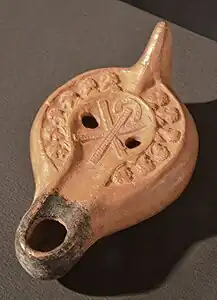 Lampe à décor paléochrétien (Douze Apôtres et  Chrisme ?). IVe&nbsp;siècle EC. Carnuntum, Pannonie