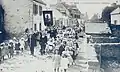 La procession de la Fête-Dieu à Étel au début du XXe&nbsp;siècle (carte postale).
