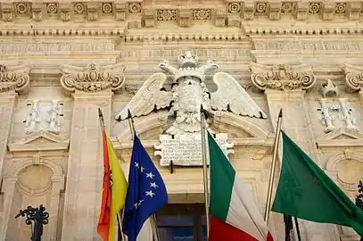 Les armoiries de la ville sur la façade