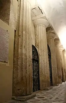 Colonnes doriques du bas côté