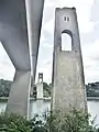 Les piles des deux ponts du Bonhomme sur la ria du Blavet.