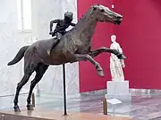 Jockey de l'Artémision. Bronze. H. 2,05&nbsp;m. Début du IIe&nbsp;siècle (?). MNArch Athènes