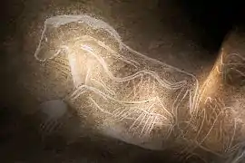 17&nbsp;: Cheval gravé au doigt dans la paroi meuble.