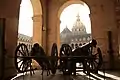 Canons dans une galerie couverte de la cour.