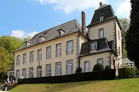 L'ancienne maison des directeurs de conscience devenue aujourd'hui un château.