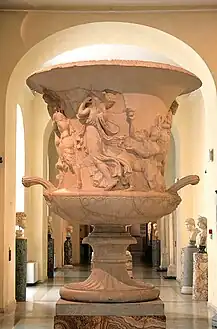 Salles des Horti, fontaine en forme de vase ornée de scènes dionysiaques.