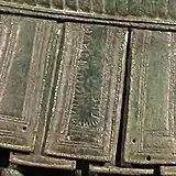 Dédicace en langue ombrienne et alphabet étrusque, figurant sur l'une des lamelles de l'armure.