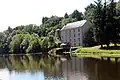 Le moulin (minoterie) de la Butte Saint-Laurent et le canal de Nantes à Brest.