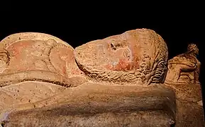 Sarcophage en bas-relief ouvragé en marbre de El Circeo à chromatique rouge, nécropole de Banditaccia, près du site étrusque de « Cisra ». Actuellement conservé au Museo Gregoriano Etrusco du Vatican.