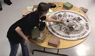 Participante de RAVIR posant sa pierre.