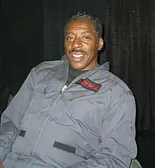 Ernie Hudson interprète son propre rôle.