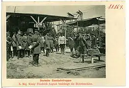 Le roi de Saxe visite un exercice de construction de pont ferroviaire par les troupes du chemin de fer&nbsp;(en), 1910.