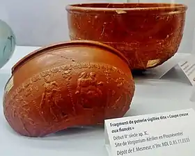 Fragment de poterie sigillée dite Coupe creuse aux fiancés (début du IIe&nbsp;siècle) trouvée sur le site de Vorganium (Kerilien), Lesneven, musée du Léon.