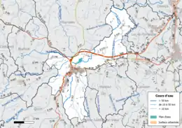Carte en couleur présentant le réseau hydrographique de la commune