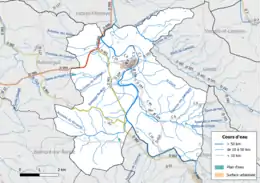 Carte en couleur présentant le réseau hydrographique de la commune