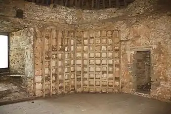 Trace du pigeonnier et début de l’escalier menant à l'étage disparu.