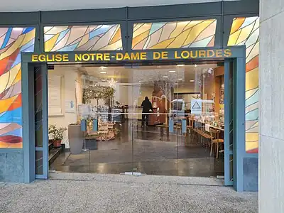 No&nbsp;130 : entrée de l'église N.D.-de-Lourdes.