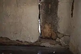 Fissures dues à l'enduit trop hydraulique de la façade arrière.