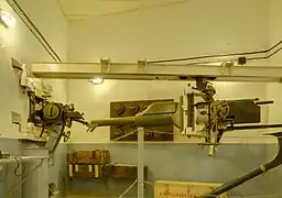 Le canon antichar de 47&nbsp;mm et le jumelage de mitrailleuses à l'entrée du bloc 7.