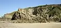 Falaise au sud de la plage de Trezmalaouen vue de la plage découvrant à marée basse 4.