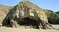 Grotte dans une falaise près de la plage de Trezmalaouen.